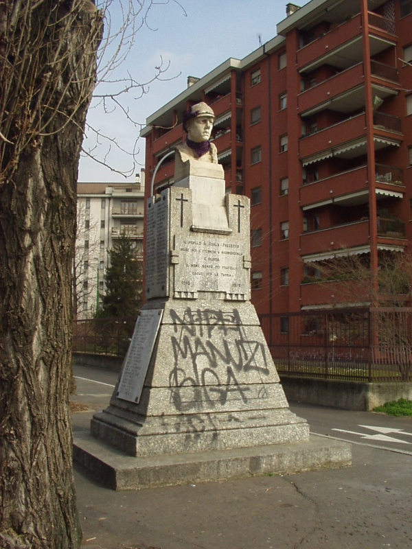 Monumento Caduti imbrattato